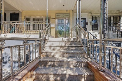 Great opportunity to own this attached single-family home in the - photo 2