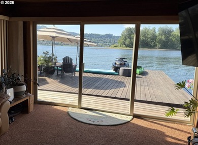 Rare Original Single-Level Round-Top Floating Home | Oregon - photo 3