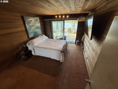 Rare Original Single-Level Round-Top Floating Home | Oregon - photo 10