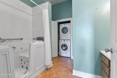Gorgeous 3 bedroom, 3 bath beach front home beautifully built to - photo 18