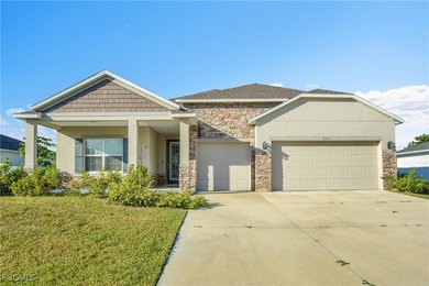 This beautiful home offers 3 bedrooms plus den, 2 bathrooms and - photo 2