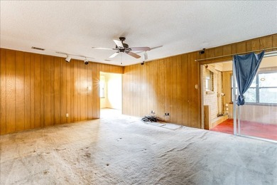INVESTOR SPECIAL WITH HUGE POTENTIAL! Massive corner lot - photo 12