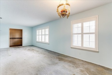 INVESTOR SPECIAL WITH HUGE POTENTIAL! Massive corner lot - photo 14