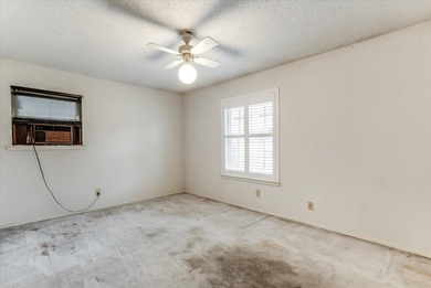 INVESTOR SPECIAL WITH HUGE POTENTIAL! Massive corner lot - photo 22