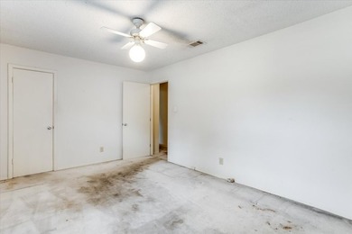 INVESTOR SPECIAL WITH HUGE POTENTIAL! Massive corner lot - photo 23