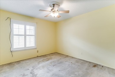INVESTOR SPECIAL WITH HUGE POTENTIAL! Massive corner lot - photo 24
