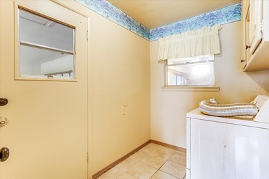 INVESTOR SPECIAL WITH HUGE POTENTIAL! Massive corner lot - photo 30