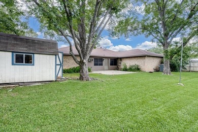 INVESTOR SPECIAL WITH HUGE POTENTIAL! Massive corner lot - photo 32
