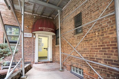 Welcome to River Gardens Coop, a well-maintained and - photo 1