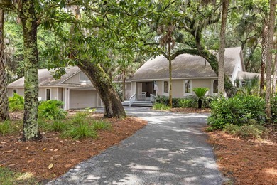 Updated lagoon-front home on one and a half lots in a quiet - photo 2