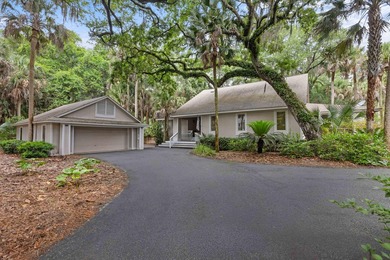 Updated lagoon-front home on one and a half lots in a quiet - photo 6