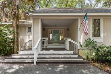 Updated lagoon-front home on one and a half lots in a quiet - photo 8