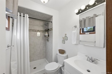 Rare 6-BR Montauk Beach Oasis With Room For Pool Finding a - photo 11