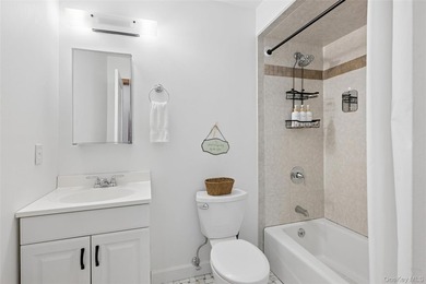 Rare 6-BR Montauk Beach Oasis With Room For Pool Finding a - photo 13