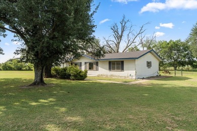 Discover the potential of this charming 3-bedroom, 1.5-bath home - photo 2