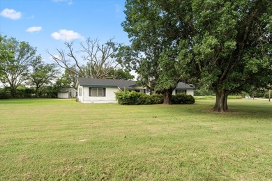 Discover the potential of this charming 3-bedroom, 1.5-bath home - photo 4