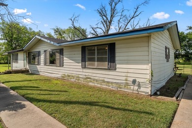 Discover the potential of this charming 3-bedroom, 1.5-bath home - photo 5