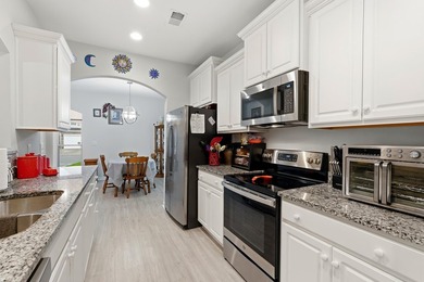 Welcome to this beautifully maintained 5-bedroom, 3.5-bath home - photo 7