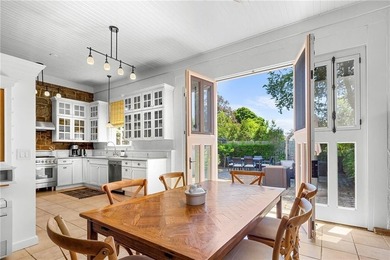 Designed by renowned architect Dudley Newton, this extraordinary - photo 9
