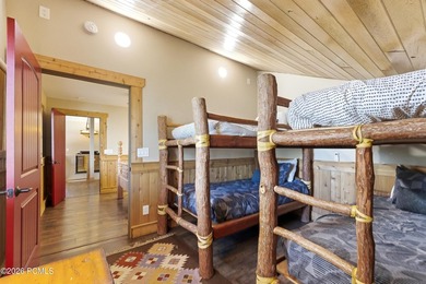 Row-end Hidden Creek townhome ideally located in Canyons Village - photo 37