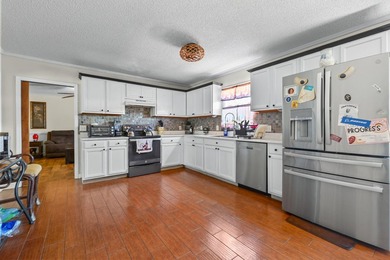 This beautifully maintained 3-bedroom, 2-bath ranch-style home - photo 4