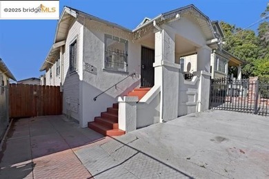 INCREDIBLE POTENTIAL!! Great Duplex w/ bonus bulding, hard to - photo 2