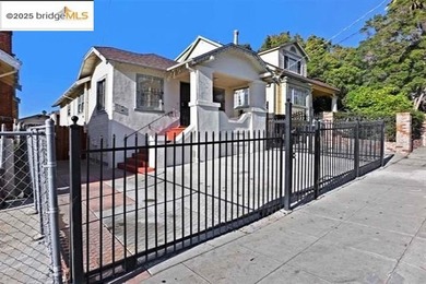 INCREDIBLE POTENTIAL!! Great Duplex w/ bonus bulding, hard to - photo 3