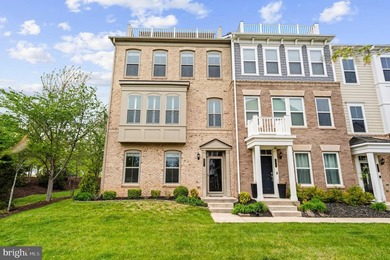 Stunning end-unit townhome with a rooftop terrace, thoughtfully - photo 1