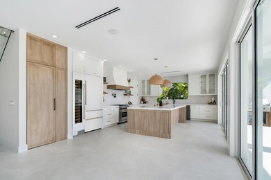 Welcome to paradise at 117 Leoni Drive in the exclusive Venetian - photo 8