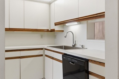 This spacious and bright first floor unit is a fantastic value - photo 8