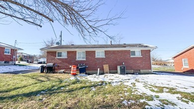 Don't miss this cozy 2-bedroom, 1-bath all-electric brick ranch! - photo 2