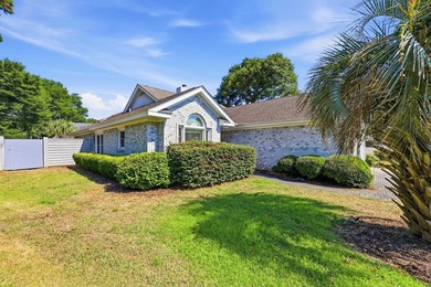 Come and see this beautiful beach oasis today. A beautiful brick - photo 2