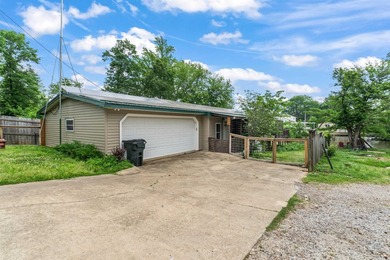 Welcome to your own slice of waterfront luxury on beautiful Lake - photo 1