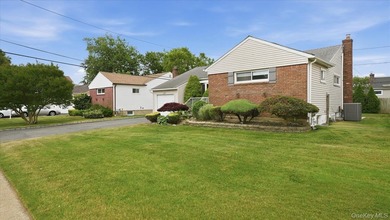 Welcome to 45 Margaret Road, a beautifully maintained move-in - photo 2