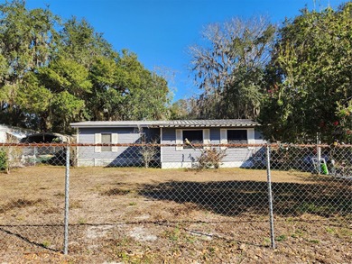 Welcome to this charming 3-bedroom, 2-bathroom mobile home. This - photo 3