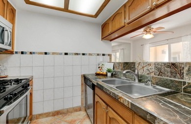 Beautiful light & bright ground floor corner unit residence in - photo 10