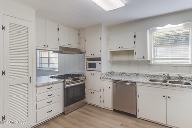 Super Clean, Move-In Ready Brick Home in Award-Winning Long - photo 12