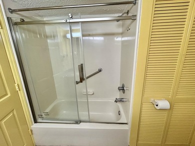 Direct Oceanfront One bedroom and One bathroom condo located at - photo 6