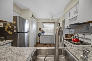 Lovely condo in the heart of Huntington Lakes. South facing unit - photo 4