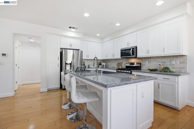 Stunning corner/end-unit townhome-style home in the highly - photo 11