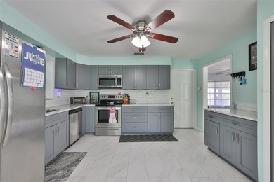 Virtually Staged. Welcome to this charming 2-bedroom, 2-bathroom - photo 2