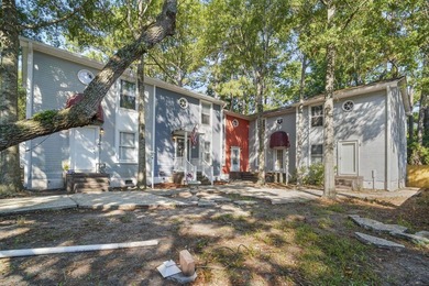 3 BLOCKS TO THE BEACH! Nestled in Wildwood Oaks, this townhouse - photo 3