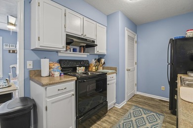 3 BLOCKS TO THE BEACH! Nestled in Wildwood Oaks, this townhouse - photo 7