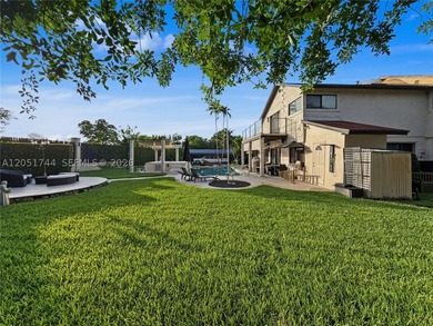 Tucked behind a private, palm-lined entrance in sought-after - photo 44