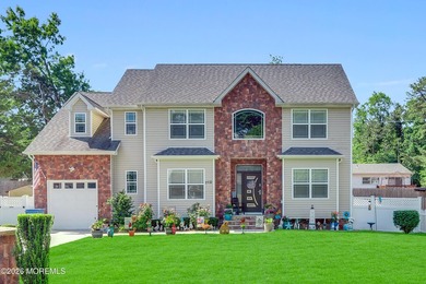 This beautiful, meticulously maintained home offers 4 spacious - photo 1
