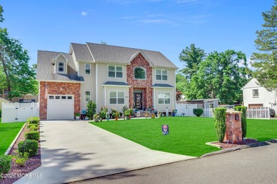 This beautiful, meticulously maintained home offers 4 spacious - photo 2