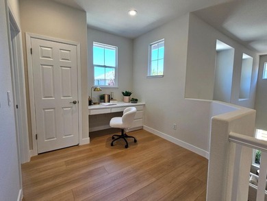 Wonderful bright, upgraded home with high ceilings. Immaculate - photo 23