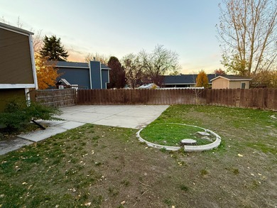 Motivated seller*Well kept Sandy Neighborhood*Cul-de-sac*Vaulted