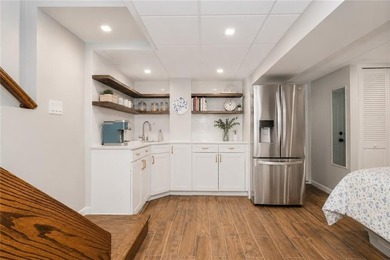 Beautiful fully gut-renovated 3-bedroom, 3-bathroom home in the - photo 22