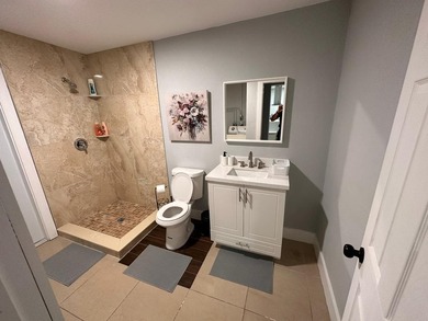 Spacious and fully equipped 4-bedroom, 4-bathroom one-story home - photo 31